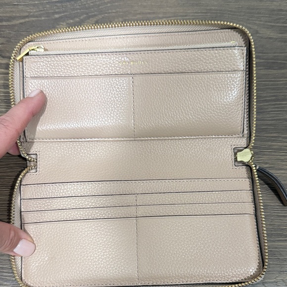 Tory Burch Beige Leather Wallet with Gold Logo - Picture 2 of 4